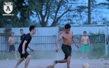 [ẢNH] Thanh niên ở quê cởi trần đá bóng phủi mùa World Cup
